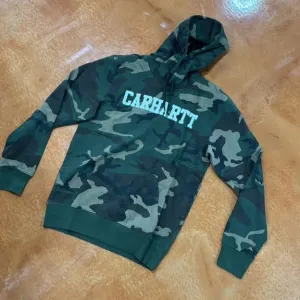 CARHARTT WIP HOODED COLLEGE SWEATSHIRT (CAMO)